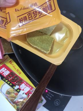 锅里放入两块咖喱块
