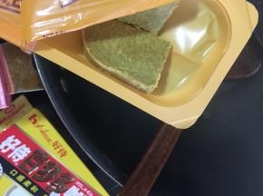 锅里放入两块咖喱块
