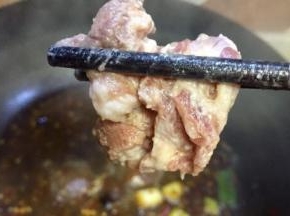 把火调到汤汁微开的状态，筷子夹着肉片放入锅