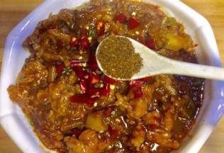 再放入一小勺辣椒面