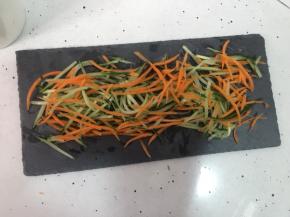 在石板上放入黄瓜丝和胡萝卜丝