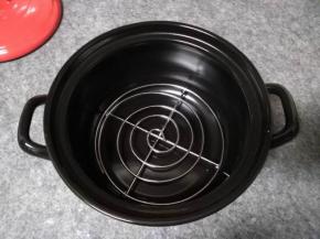 砂锅中放入烤架（烤架不能太高，否则烤不熟）