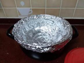 烤架上铺上锡纸，两张大一点的十字交叉铺好，多余部分沿着锅边按压贴在锅边上