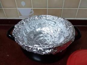 烤架上铺上锡纸，两张大一点的十字交叉铺好，多余部分沿着锅边按压贴在锅边上