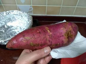 将红薯清洗干净，用厨房纸擦干水分