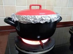 盖上砂锅盖子，大火烤20分钟左右，打开盖子将红薯翻个面（这时最好戴手套，以免烫伤），然后改中小火烤40分钟，中途每隔二十分钟翻一次面。