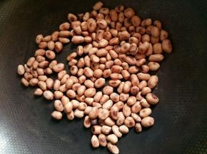 花生我是自己炒的，自家种的花生。提前炒熟，炒的时候要特别小的火，不断翻炒。炒熟后放凉，然后搓皮，装在食品袋里用擀面杖压碎即可。（花生碎的量可以自由调节，喜欢吃的就多放。）