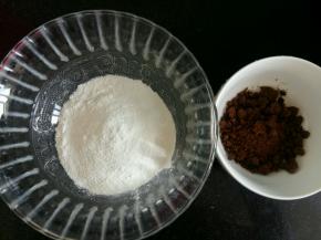 糯米粉和红糖称重备用。