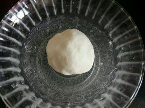 糯米粉中不断加入温水，揉成面团。