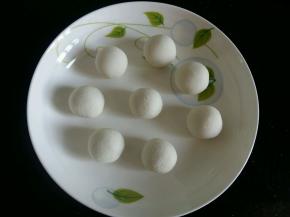 糯米团分成大小均匀的几份，搓成圆圆的丸子。