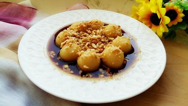 装盘，把糖浆一起倒入。上面撒一些熟花生碎即可。放凉后吃。