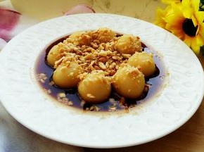 装盘，把糖浆一起倒入。上面撒一些熟花生碎即可。放凉后吃。