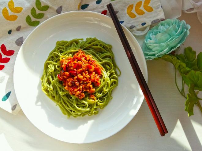 麻辣香菇肉酱拌面