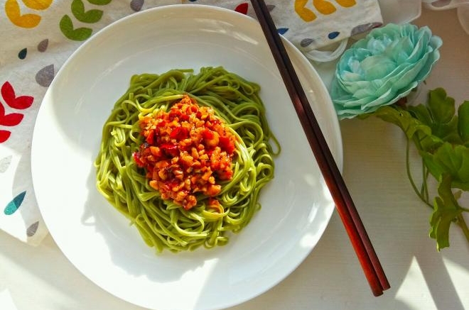 麻辣香菇肉酱拌面