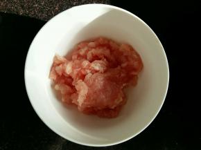 猪肉洗净切碎。我用的全瘦肉，喜欢吃肥肉的也可以用些肥肉。
