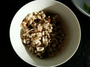 香菇1个切碎。