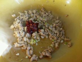 肉沫翻炒变色后，倒入1勺红油豆瓣酱。
