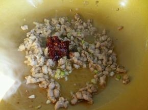 肉沫翻炒变色后，倒入1勺红油豆瓣酱。