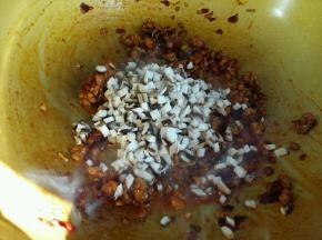 倒入香菇翻炒。