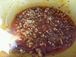 香菇炒熟后，倒入淀粉水。小火熬至汤汁浓稠即可。