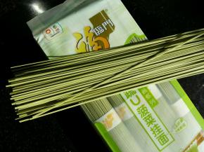 准备好50g福临门蔬U菠菜挂面，这是一个人的量。