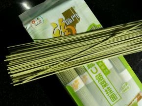 准备好50g福临门蔬U菠菜挂面，这是一个人的量。