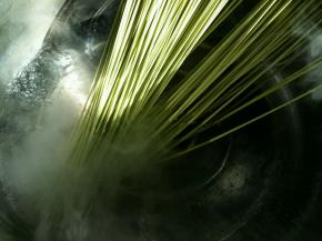 锅里烧开水，放入菠菜挂面。