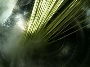 锅里烧开水，放入菠菜挂面。