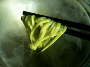 煮至面条变透明。