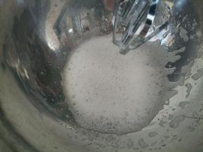 打发蛋白，蛋白中滴入2滴白醋。打发至鱼眼泡加入1/3白糖。