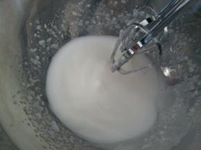 打发至鱼眼泡消失，蛋白变细腻，然后加入1/3白糖。