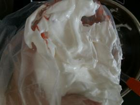 然后装入裱花袋。此时烤箱预热，上下管100度，预热5分钟。