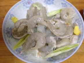 虾仁去虾线洗净，用葱、姜、盐、料酒、鸡粉拌匀，腌制10分钟