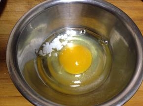 鸡蛋加盐、白胡椒粉、淀粉充分打散