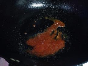 锅内再食用油，加入番茄沙司炒出红色