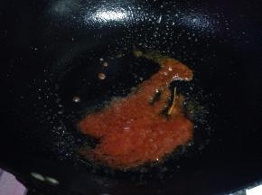 锅内再食用油，加入番茄沙司炒出红色