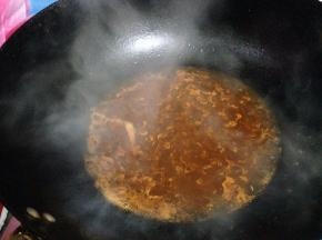 加白糖、适量水煮开