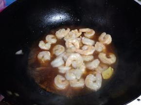 放入虾仁翻拌均匀，略微煮一下，使之进味