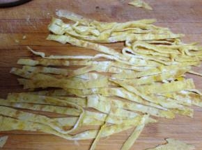 再切成丝，作为宫灯的灯穗