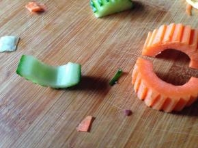 然后把中间挖空，作为宫灯上下灯座