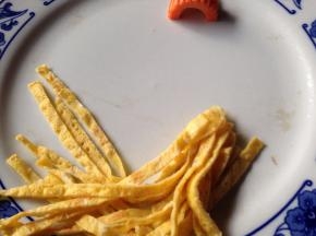 取适量蛋丝整成灯穗形