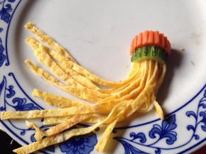 分别放上胡萝卜和黄瓜做装饰