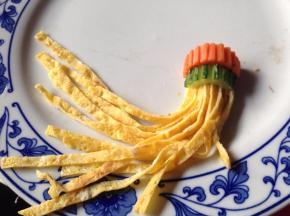 分别放上胡萝卜和黄瓜做装饰