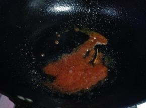 锅内在加金龙鱼食用油，加入番茄沙司炒出红色