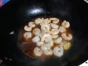 放入虾仁翻拌均匀，略微煮一下，使之进味