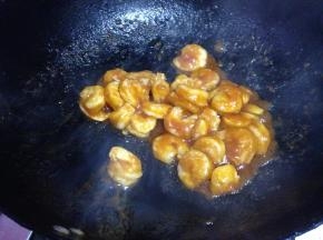 淋入水淀粉，大火收汁即可