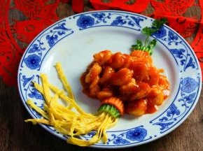 最后摆盘装饰上桌