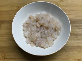虾仁用盐和料酒腌10分钟。