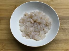 虾仁用盐和料酒腌10分钟。