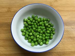 青豆洗净。